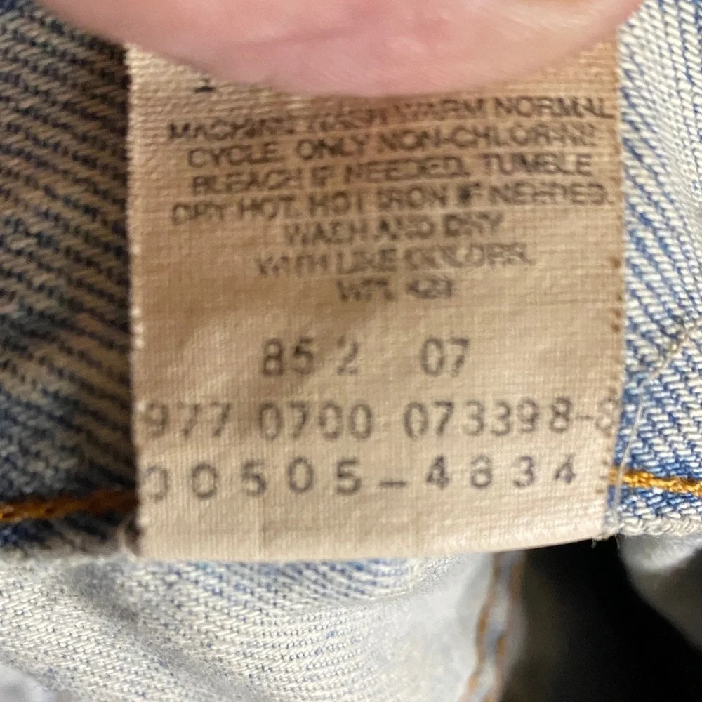 Vintage Y2K Levi’s 505 light wash Blue Jeans distressed size 32x30 (tag 33x30)